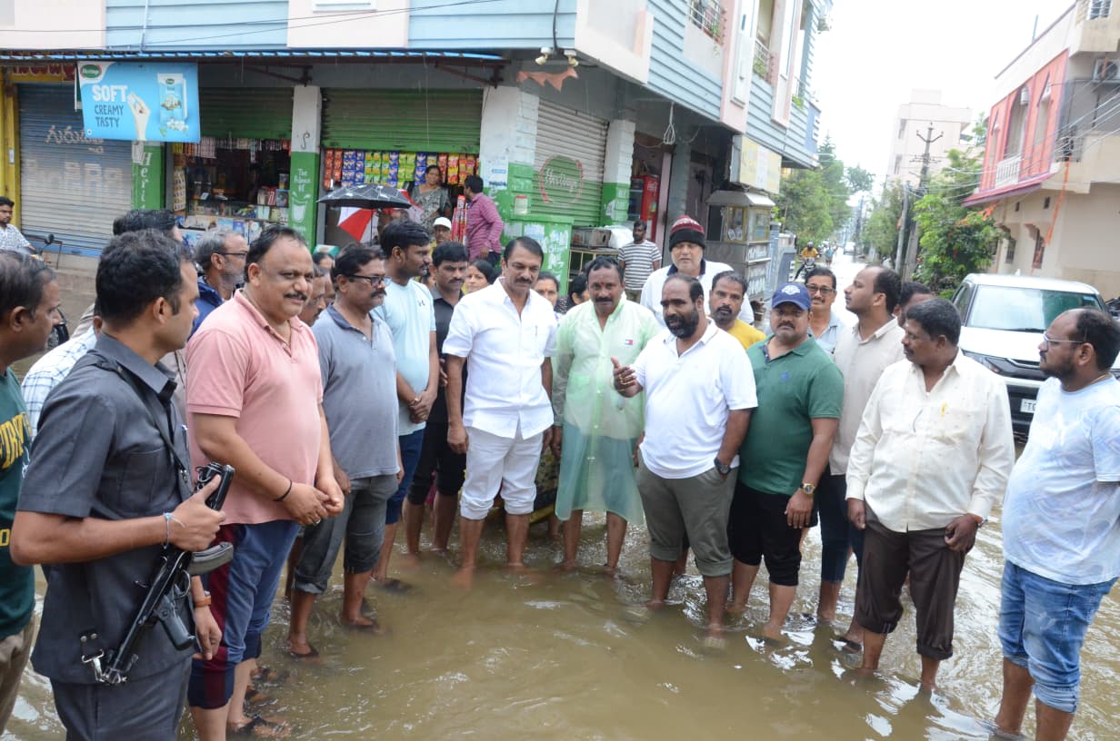 వరద ముంపు కాలనీ వాసులతో ఎమ్మెల్యే సుధీర్ రెడ్డి